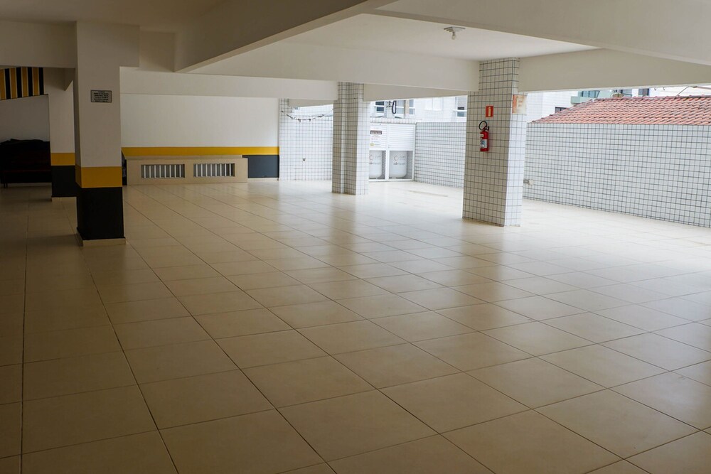 Apto com Wi-fi ar Cond e Garagem 100m da Praia