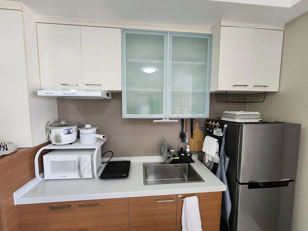 Cozy 1BR Condo in Mandaluyong City With City Skyline View