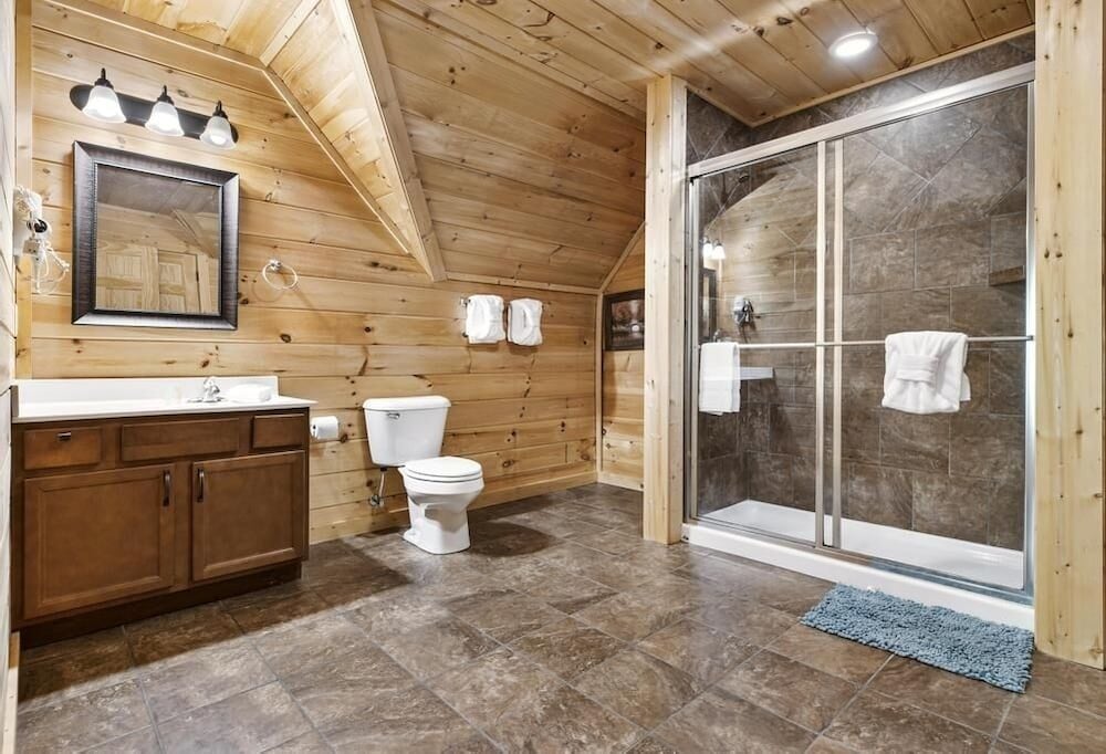 A Perfect Getaway - 4 Bedrooms, 4 Baths, Sleeps 15 Cabin by RedAwning