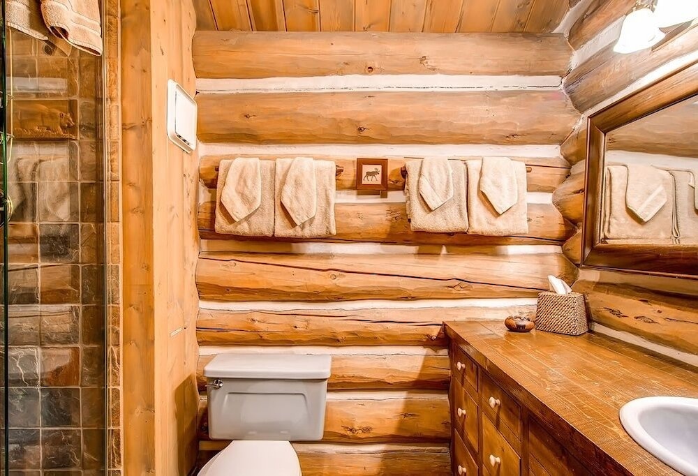 Bear Lodge 6 Bedroom Home by RedAwning
