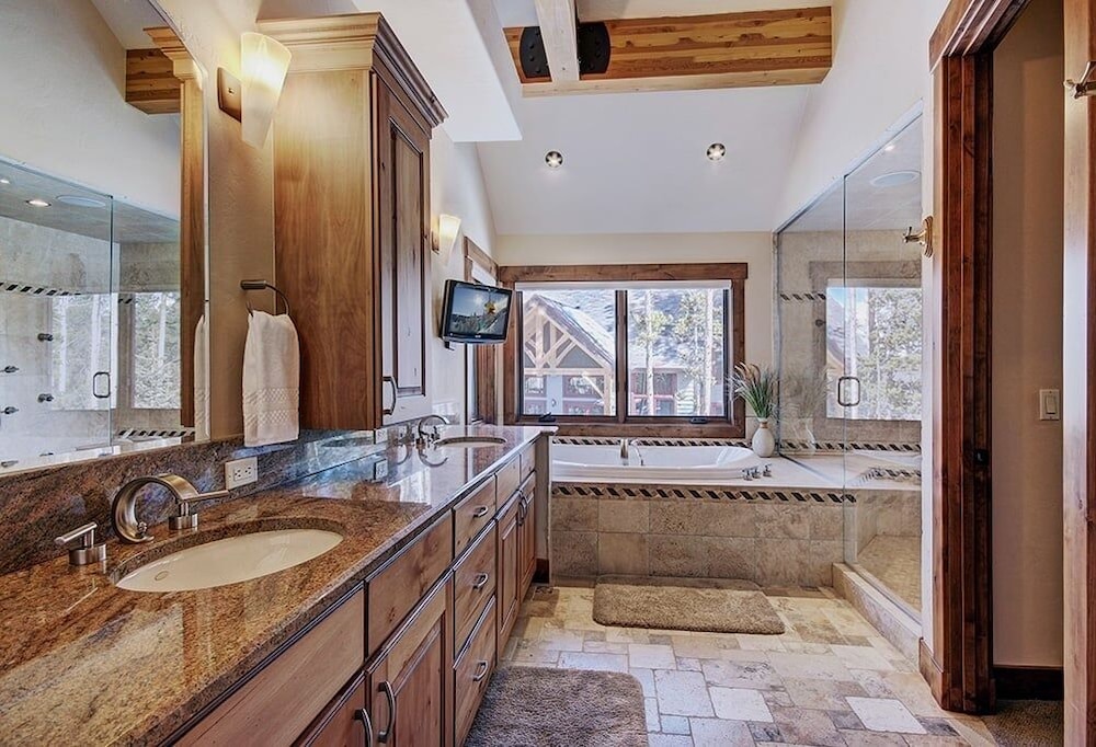 Mountain Majesty Manor 5 Bedroom Home by RedAwning