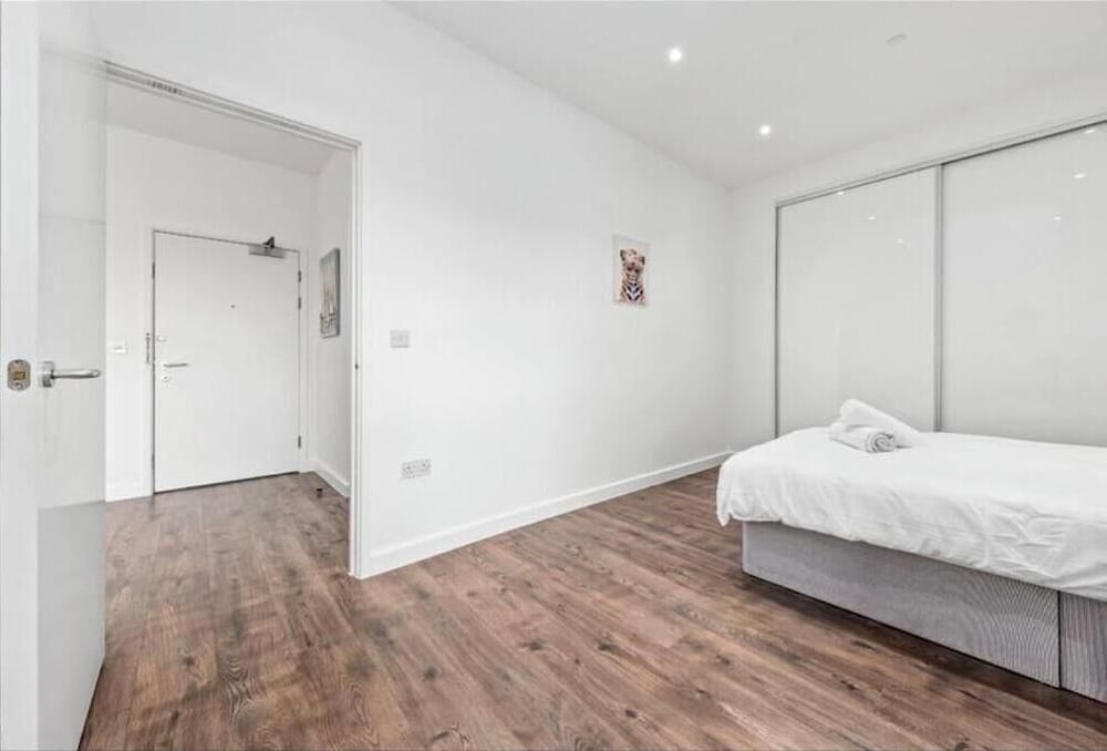 Captivating 1-bed Apartment 15 min to Londonbridge view 4