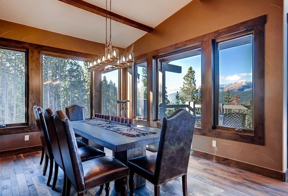 Three Sisters Lookout 5 Bedroom Home