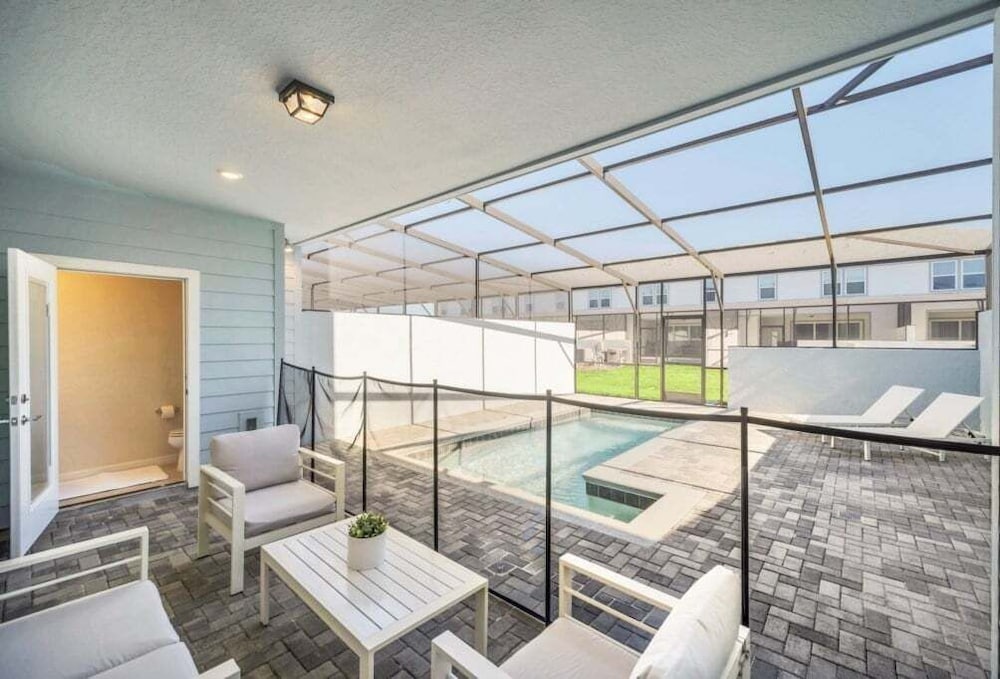 Luxury Home With Splash Pool 5 Bed Townhome! 5 Bedroom Townhouse