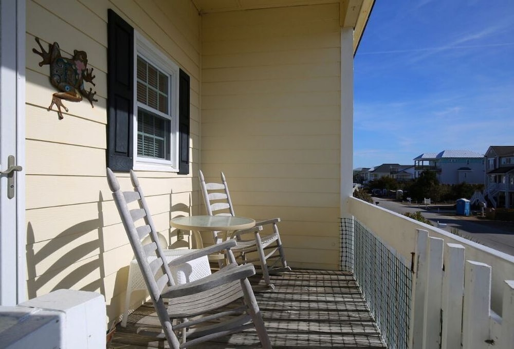 Toadally Relaxin' 2 Bedroom Home by RedAwning - Property Image 4