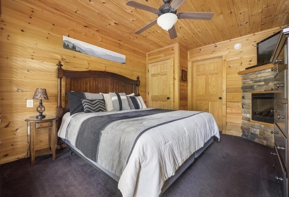 A Peace of Paradise - 3 Bedrooms, 3 Baths, Sleeps 8 Cabin by RedAwning