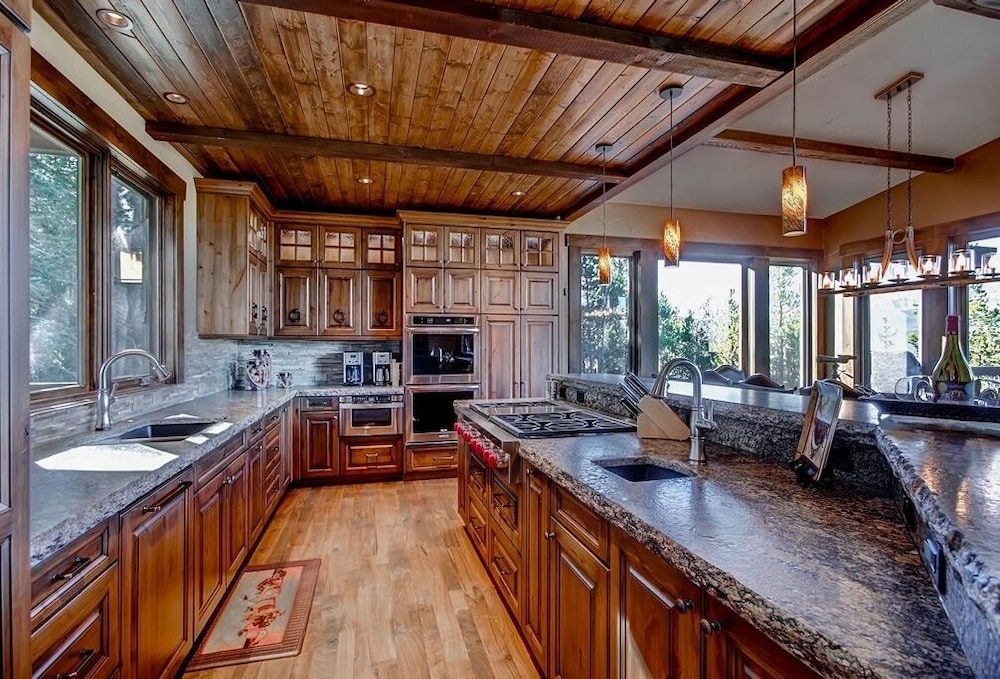 Three Sisters Lookout 5 Bedroom Home