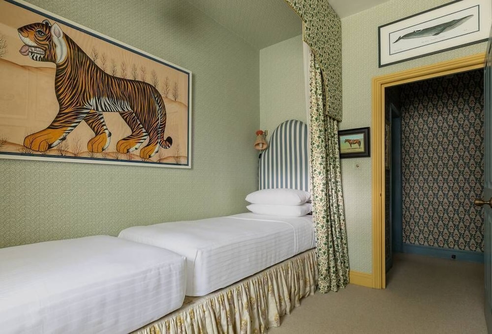 Porchester Square VI by Onefinestay