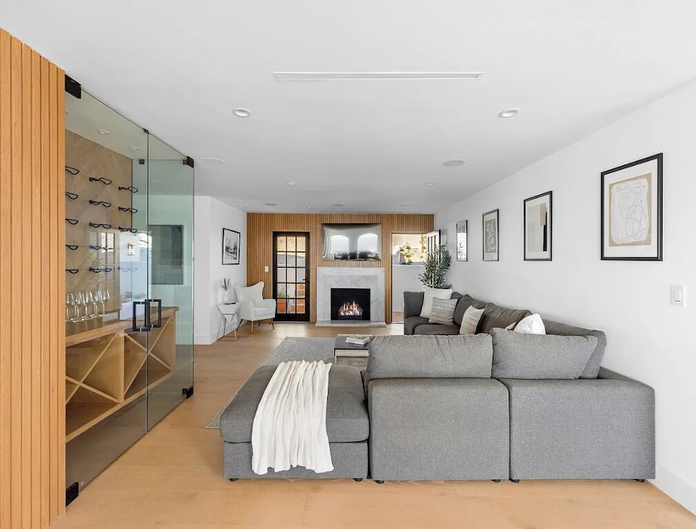 Villa Costera - Tree-lined Tranquility: 3-level Entertainer's Dream