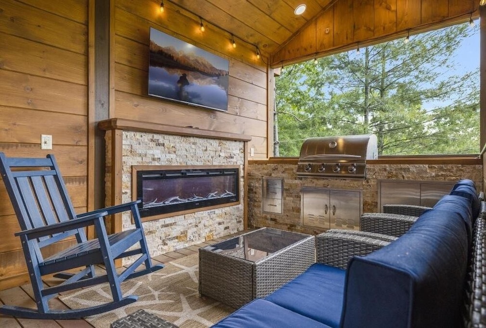 Place of the Blue Smoke - 5 Bedrooms, 5 Baths, Sleeps 16 Home by RedAwning