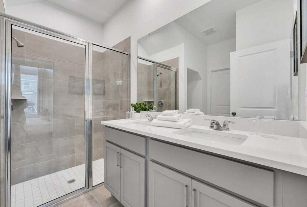 5 Bed 4.5 Bath Townhouse W/ Pool Solara 2307dist 5 Bedroom Townhouse