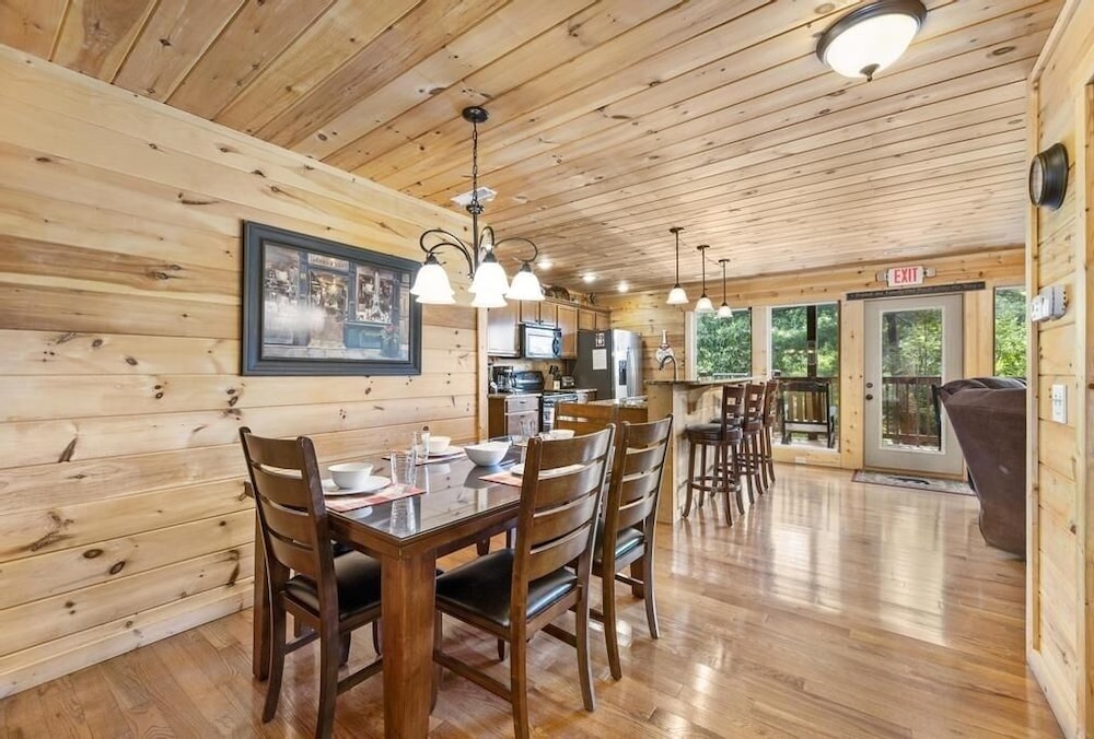 A Perfect Getaway - 4 Bedrooms, 4 Baths, Sleeps 15 Cabin by RedAwning