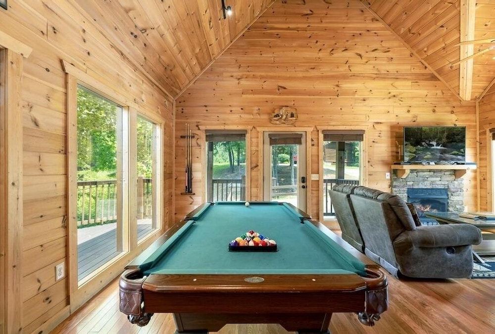 A Suite Mountain - 2 Bedrooms, 1 Baths, Sleeps 6 Cabin by RedAwning