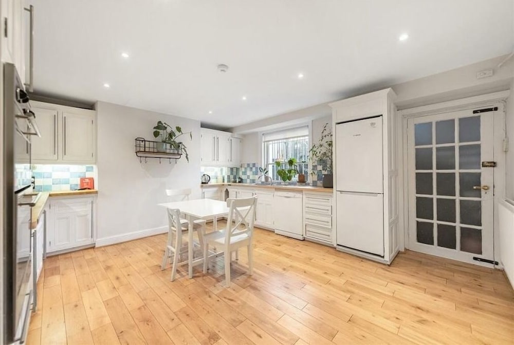 Spacious 3B House in South Kensington