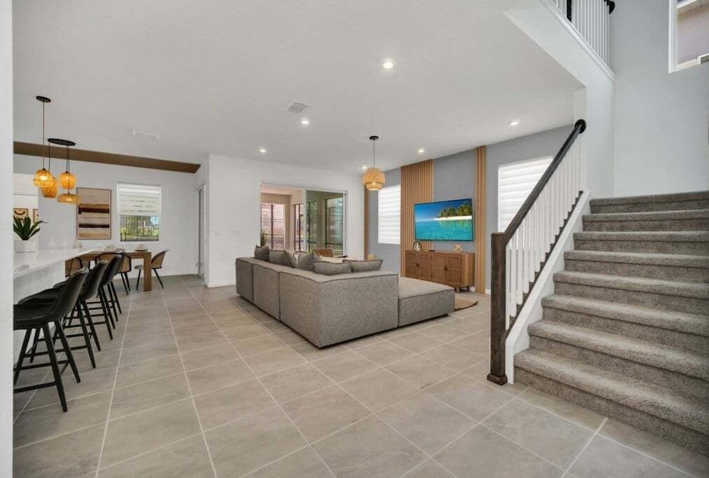 Movie Room, Pool, Theme Rooms Everything Included! 6 Bedroom Villa