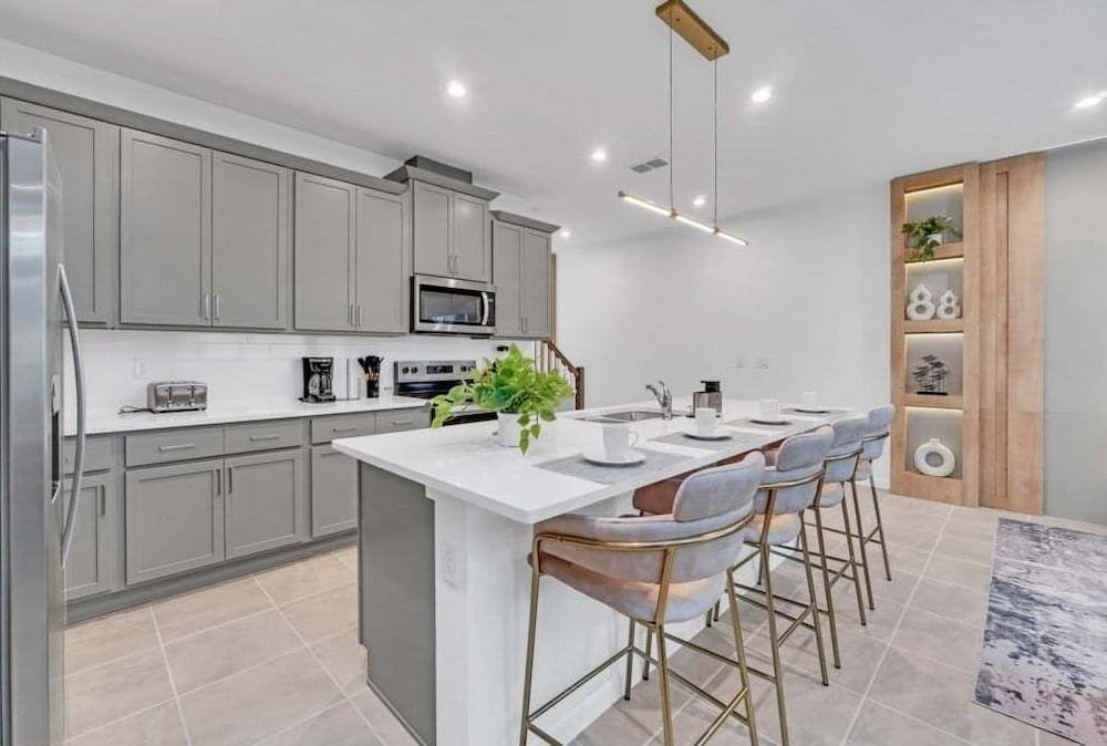 5 Bed 4.5 Bath Townhouse W/ Pool Solara 2307dist 5 Bedroom Townhouse