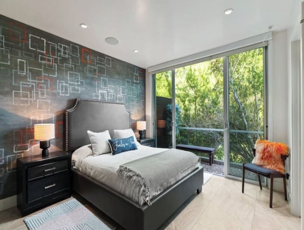 Zen Estate - Luxurious 5BR Beverly Hills Sanctuary With Pool & Canyon Views