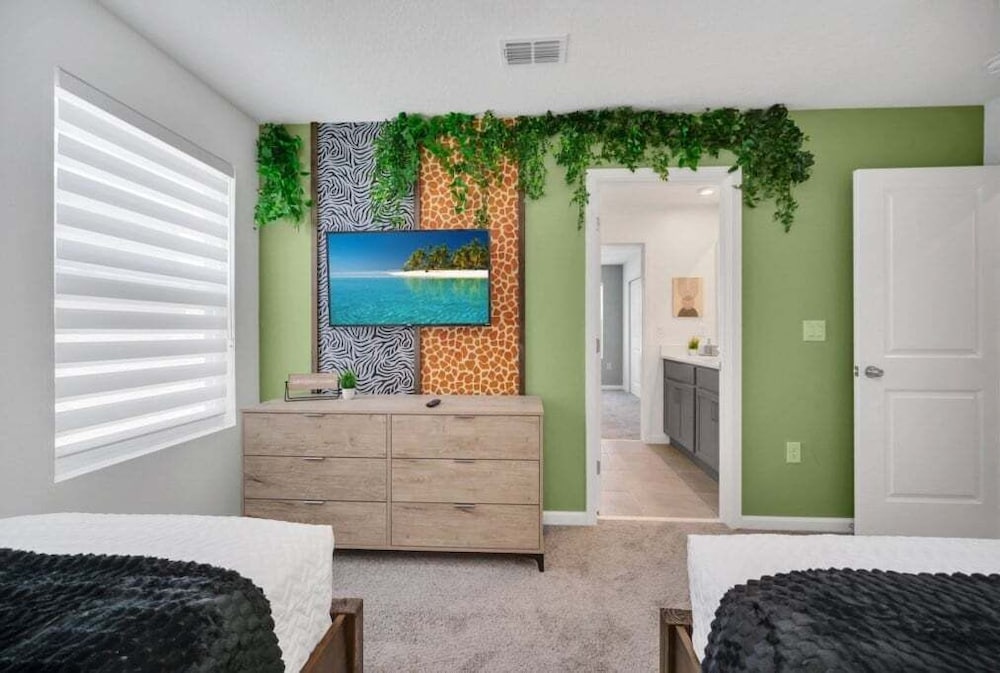 Movie Room, Pool, Theme Rooms Everything Included! 6 Bedroom Villa