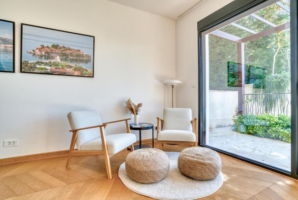 Seaview Hideaway- Premium Apartment