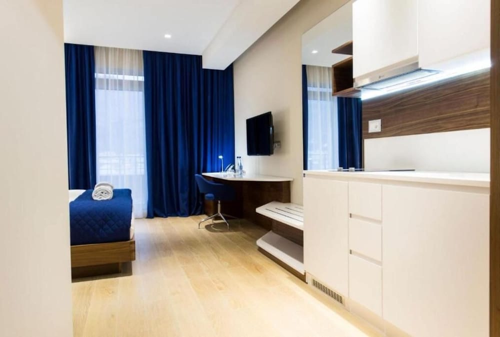 Condo Studio Plaza