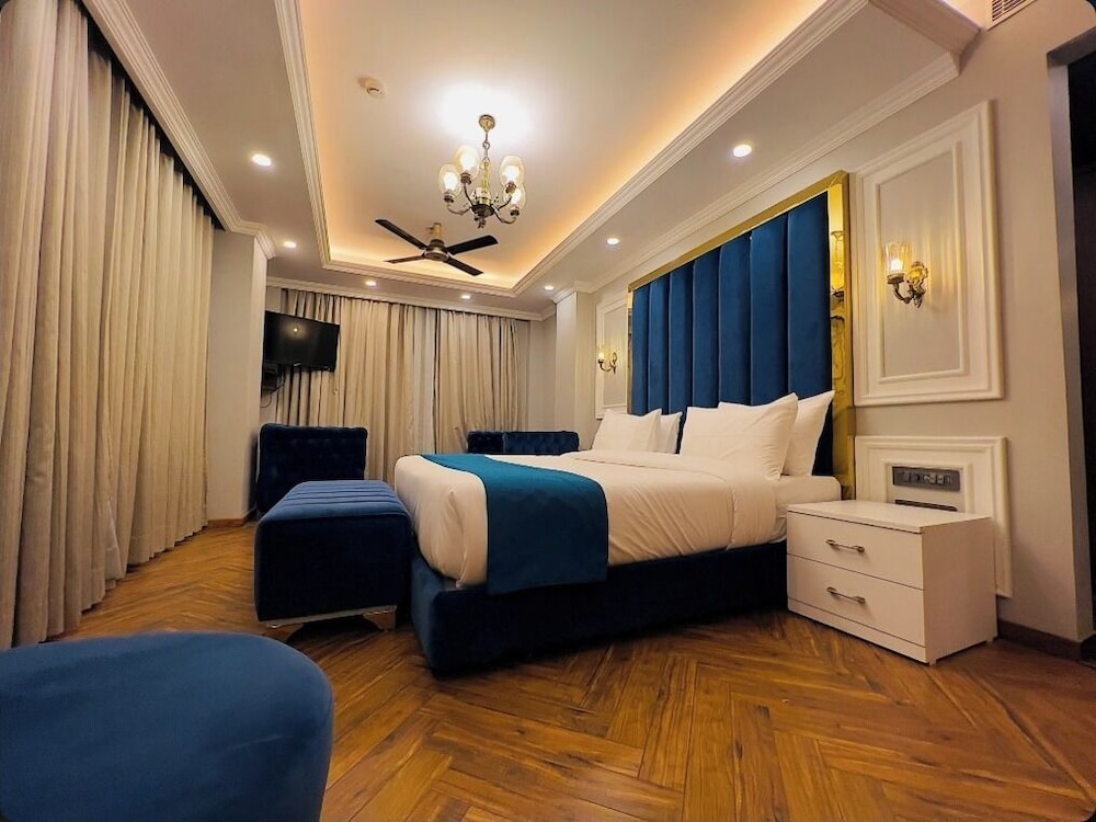 Claret inn by Lawrence Hotels