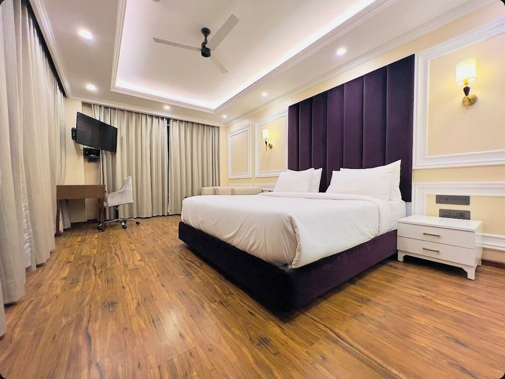 Claret inn by Lawrence Hotels