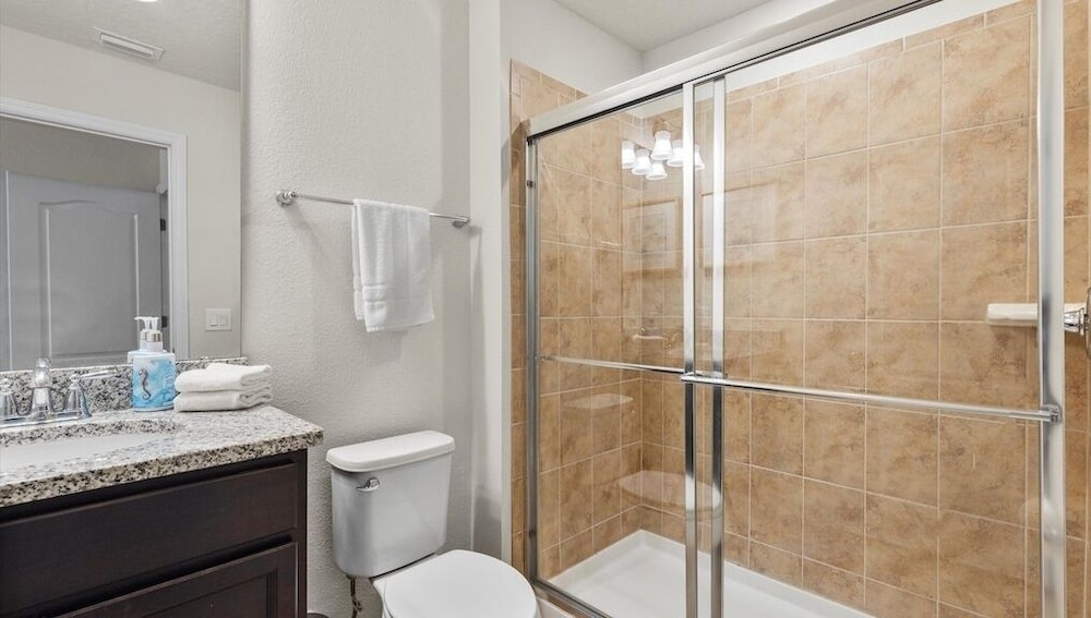 5 Bed 4 Bath Townhouse With Pool 5 Bedroom Townhouse by RedAwning view 3