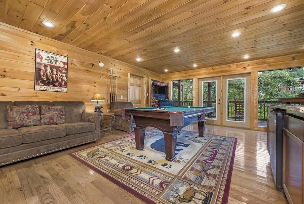 Soaring Spirit - 5 Bedrooms, 5 Baths, Sleeps 18 Home by RedAwning