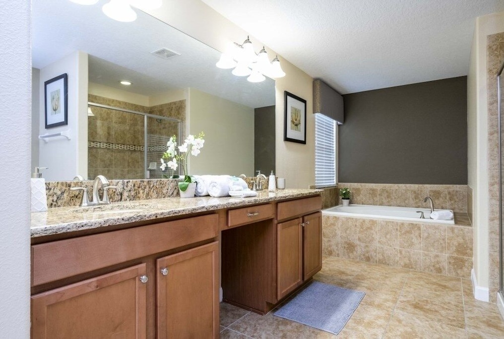 Family Pool Home Near Disney!! Modern Decor, Bbq ,resort W/ Tons Of Amenities! 6 Bedroom Home