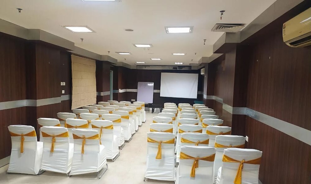 Hotel Impress By RMR Hotels