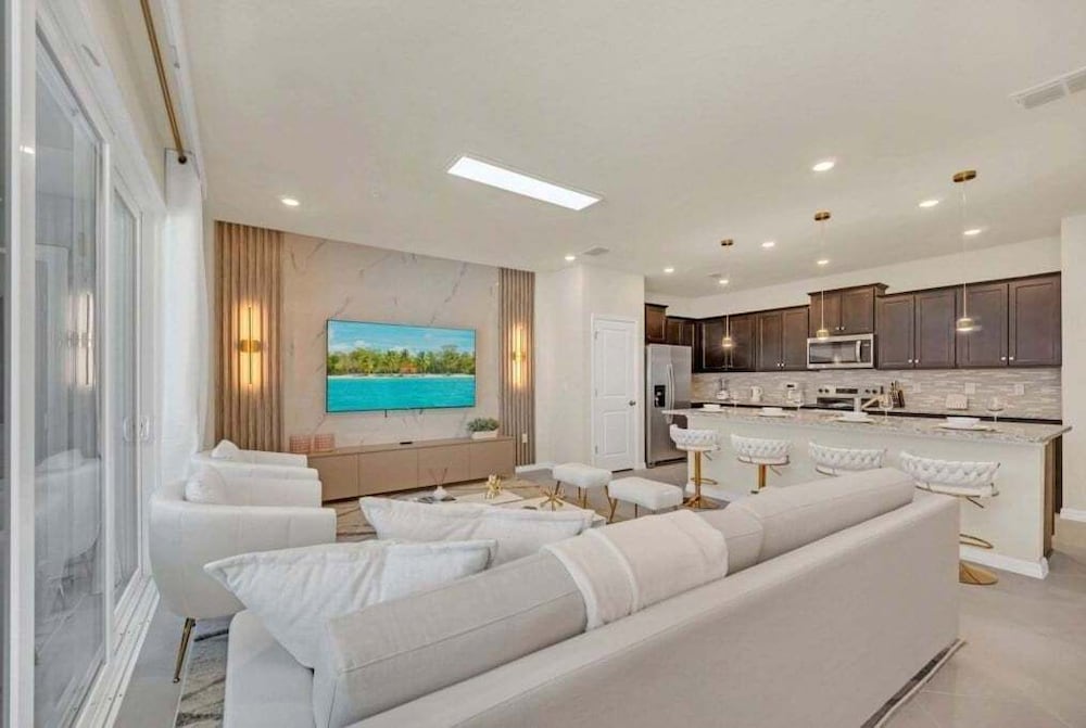 Luxury Home With Splash Pool 5 Bed Townhome! 5 Bedroom Townhouse