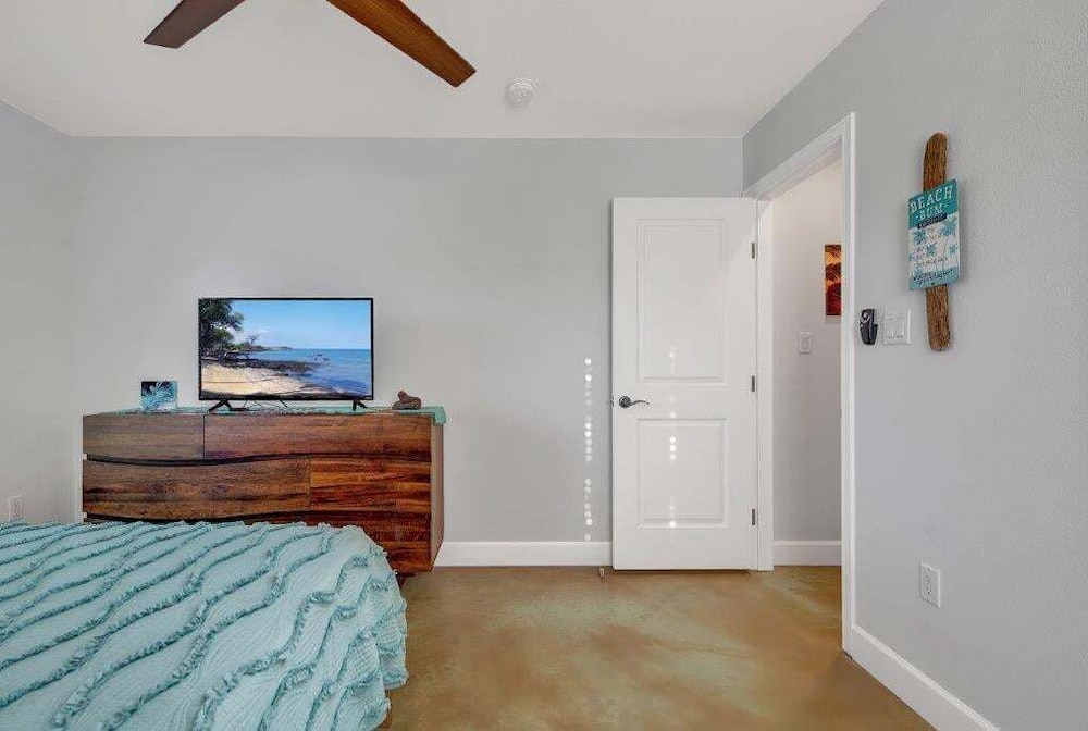 Well-equipped - Close to Beaches - In-unit AC - Vrkcv