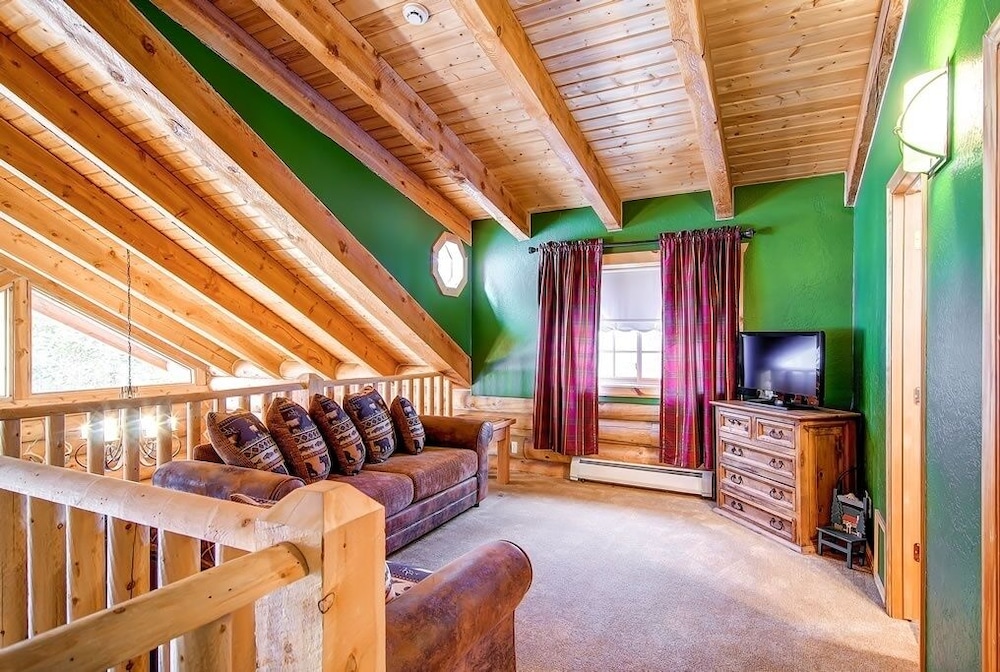 Snowshoe 4 Bedroom Home by RedAwning