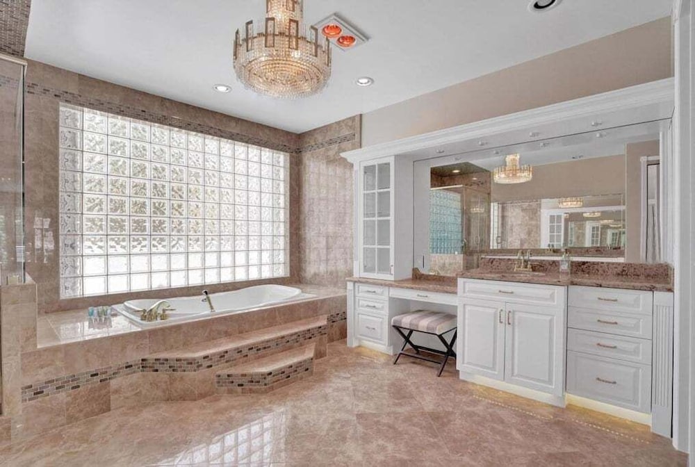 6br Elegant Hollywood Lakes Mansion W/ Pool & Spa 6 Bedroom Home