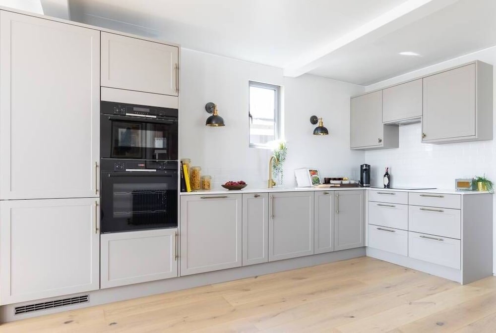 Cheyne Walk Houseboat by Onefinestay