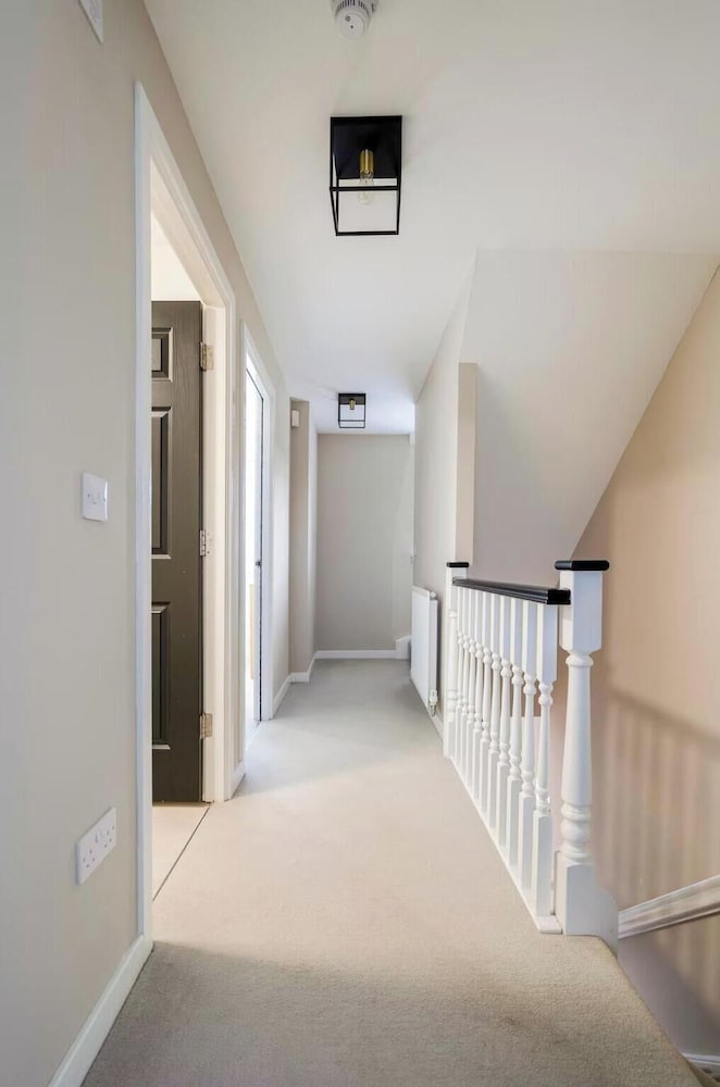 Charming 3 Bed Home in Stepps, Glasgow - Garden & Patio