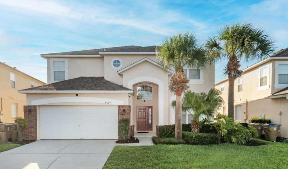 Spacious Emerald Island Home, Private Pool & Minutes To Disney! 6 Bedroom Villa