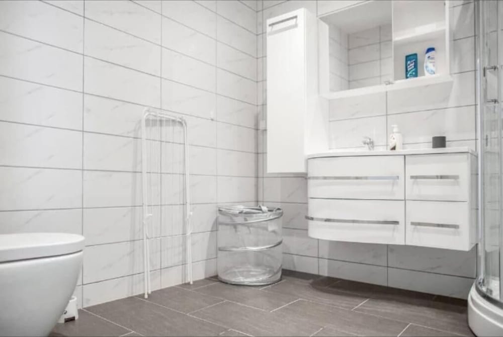 Family Friendly, Free Parking Space, Short Walk to Brosundet