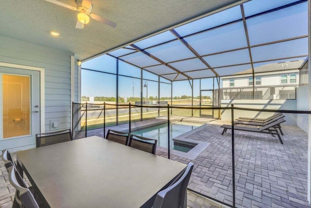 The Cutest Tonwhome & Private Splash Pool! 5 Bedroom Townhouse