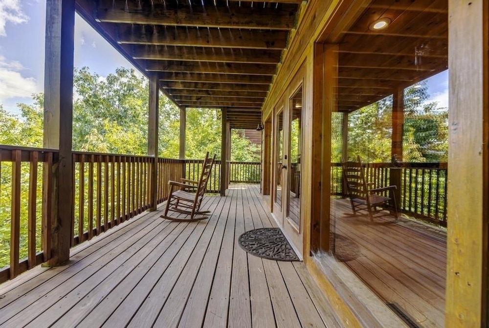 Soaring Spirit - 5 Bedrooms, 5 Baths, Sleeps 18 Home by RedAwning