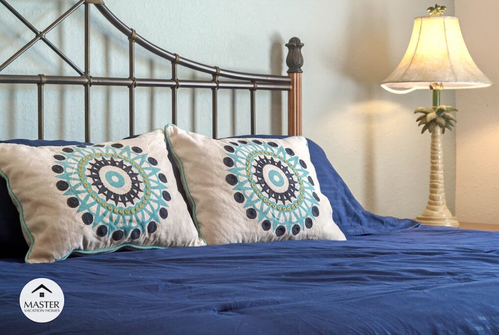 3 Bedrooms S / Lucaya Village Townhouse by RedAwning view 3
