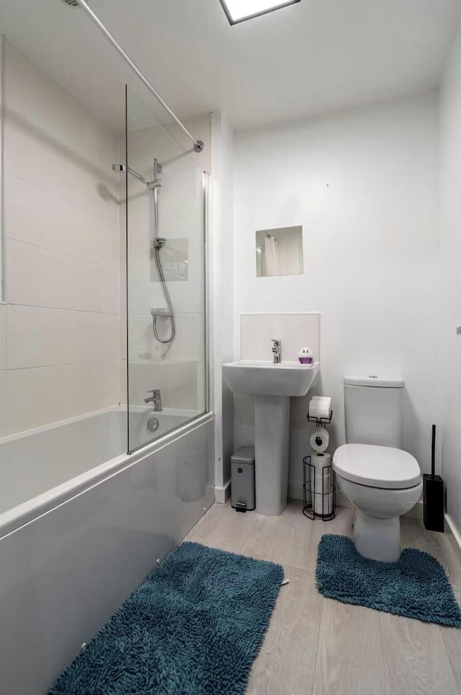 Charming 3 Bed Home in Stepps, Glasgow - Garden & Patio
