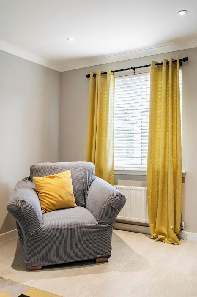 Charming 3 Bed Home in Stepps, Glasgow - Garden & Patio