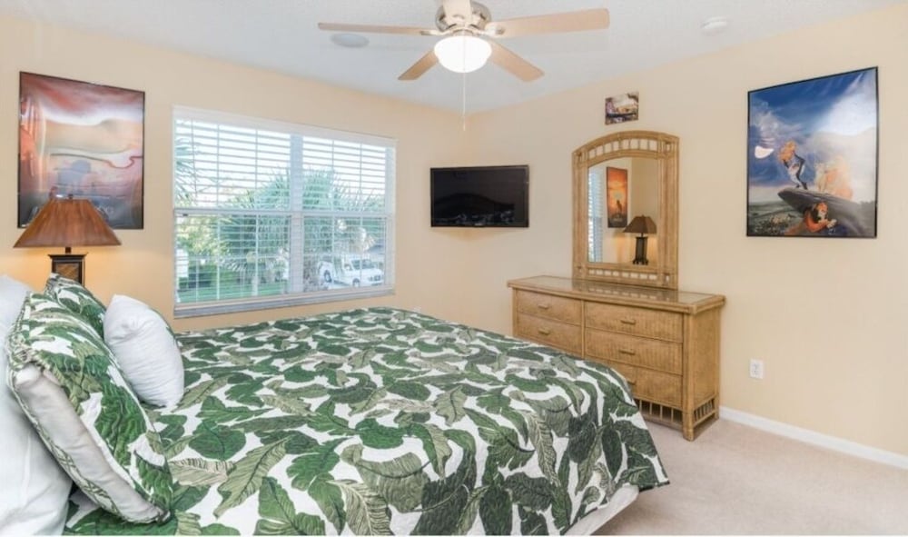 Spacious Emerald Island Home, Private Pool & Minutes To Disney! 6 Bedroom Villa