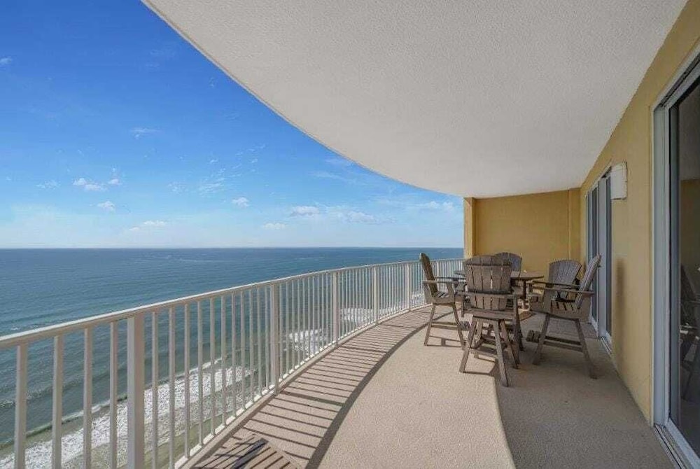 Coastal Hippy Chic by Avantstay Oceanfront, 2 Pools, Beach Chairs Incl
