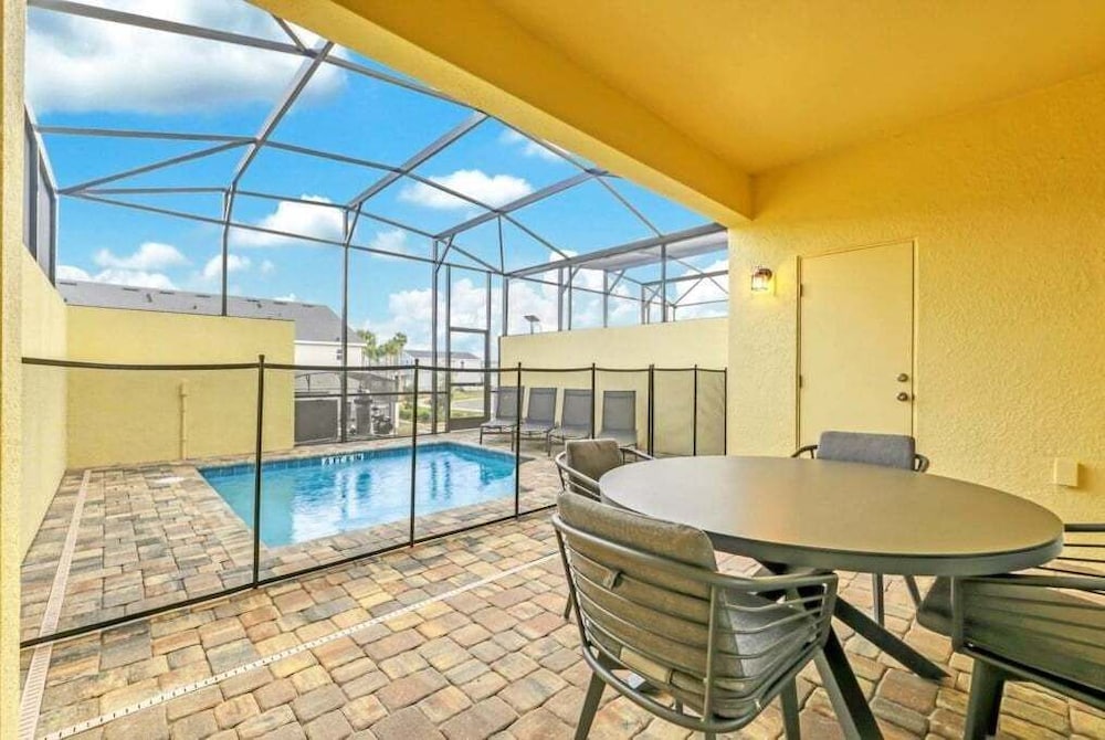 5 Bed 4.5 Bath Townhouse W/ Pool Solara 2307dist 5 Bedroom Townhouse