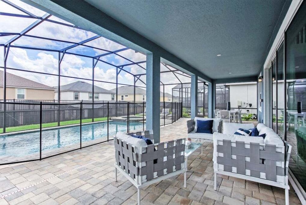 Luxury High Ceilings Pool, Spa Beautiful Home! 6 Bedroom Villa