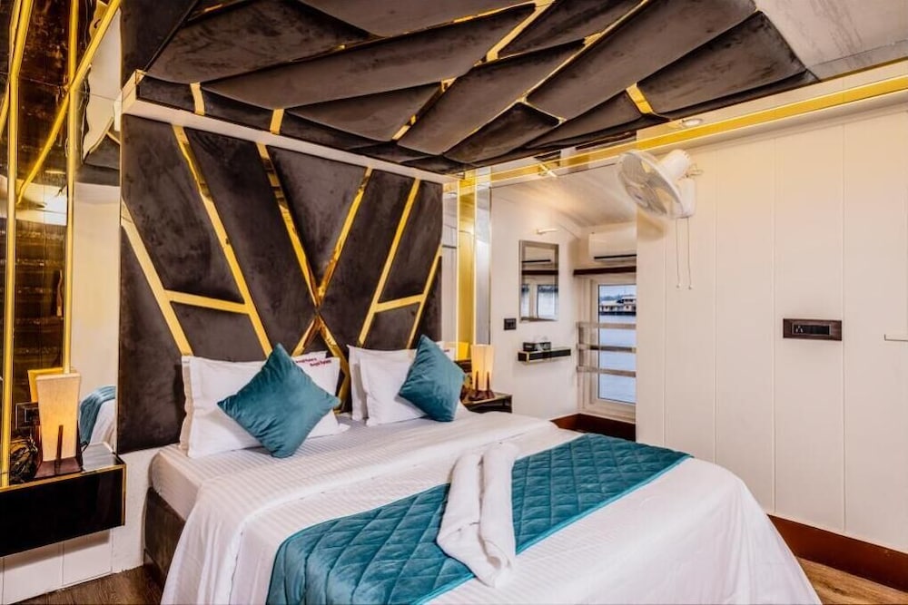 Luxury Houseboat view 5