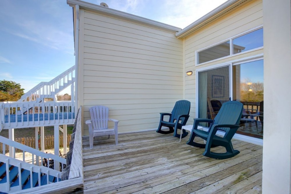 Toadally Relaxin' 2 Bedroom Home by RedAwning
