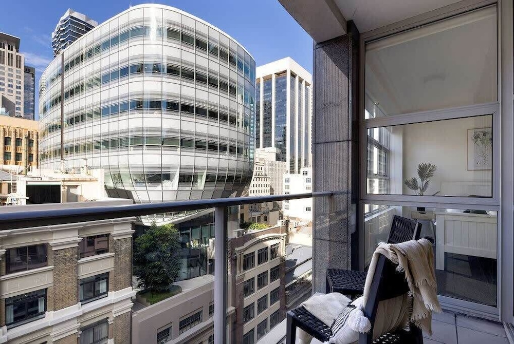 A Stylish & Bright Suite Next to Darling Harbour